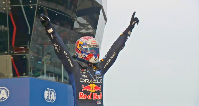 Max Verstappen festeggia la vittoria nel GP di Malesia davanti ad Andrea Kimi Antonelli
