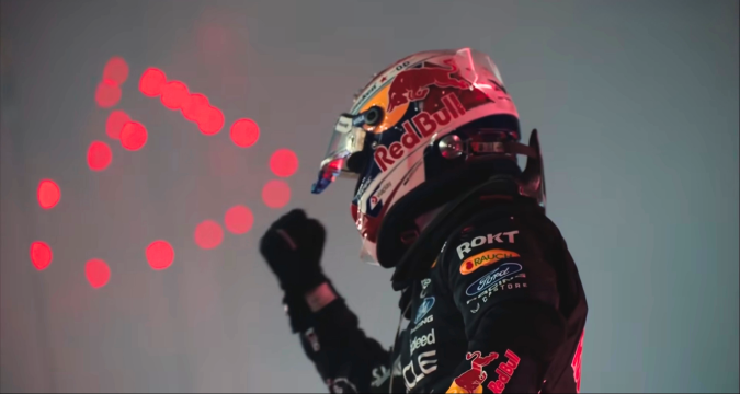 Max Verstappen vince il GP di Singapore davanti a Charles Leclerc e Kimi Antonelli sul podio di Formula 1