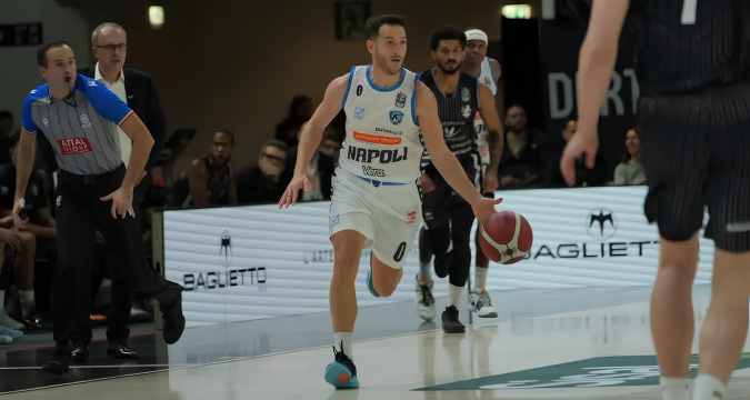 Napoli Basketball festeggia la vittoria per 92-90 contro la Bertram Tortona in Serie A