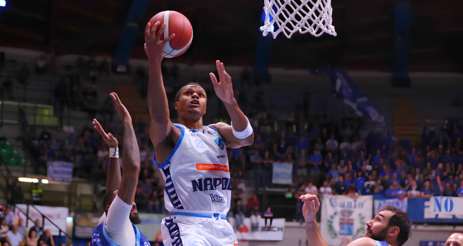 Napoli Basketball festeggia la vittoria contro Cantù per 99-80 con Ramsey e coach Jasmin Repesa protagonisti